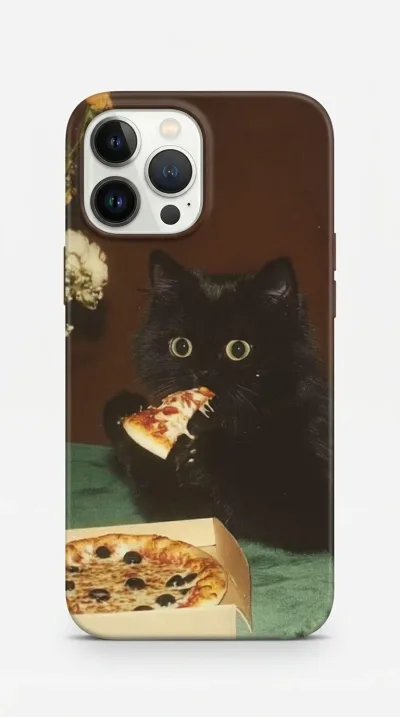 iPhone 13 Pro Kılıf - Pizza Yiyen Siyah Yavru Kedi featured