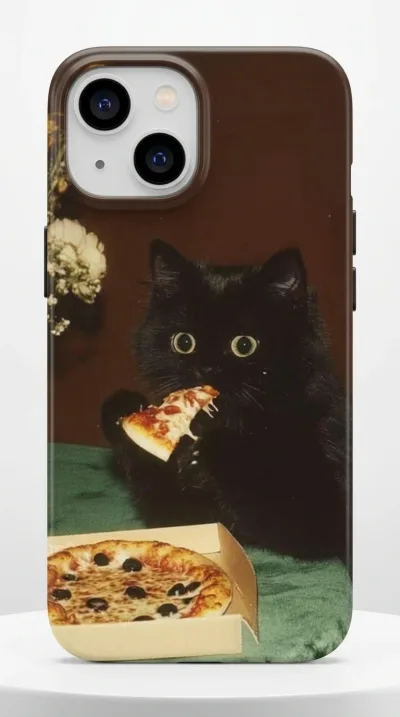 iPhone 15 Plus Kılıf - Pizza Yiyen Siyah Yavru Kedi featured